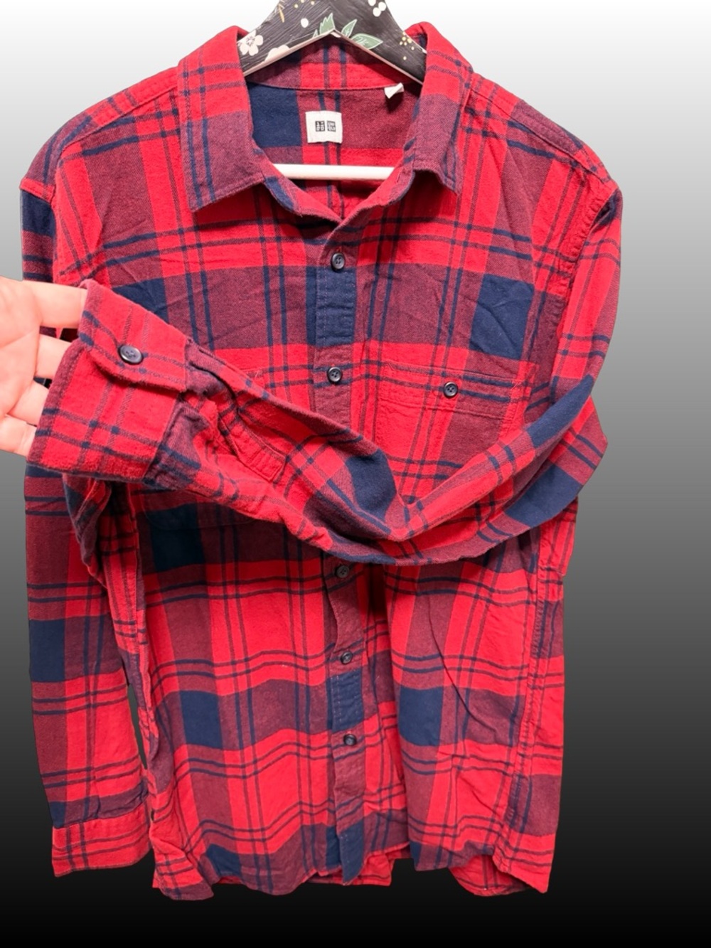 Uniqlo Flannel Shirt Men’s XL Red Navy Plaid 100% Cotton Button Down - Picture 2 of 5